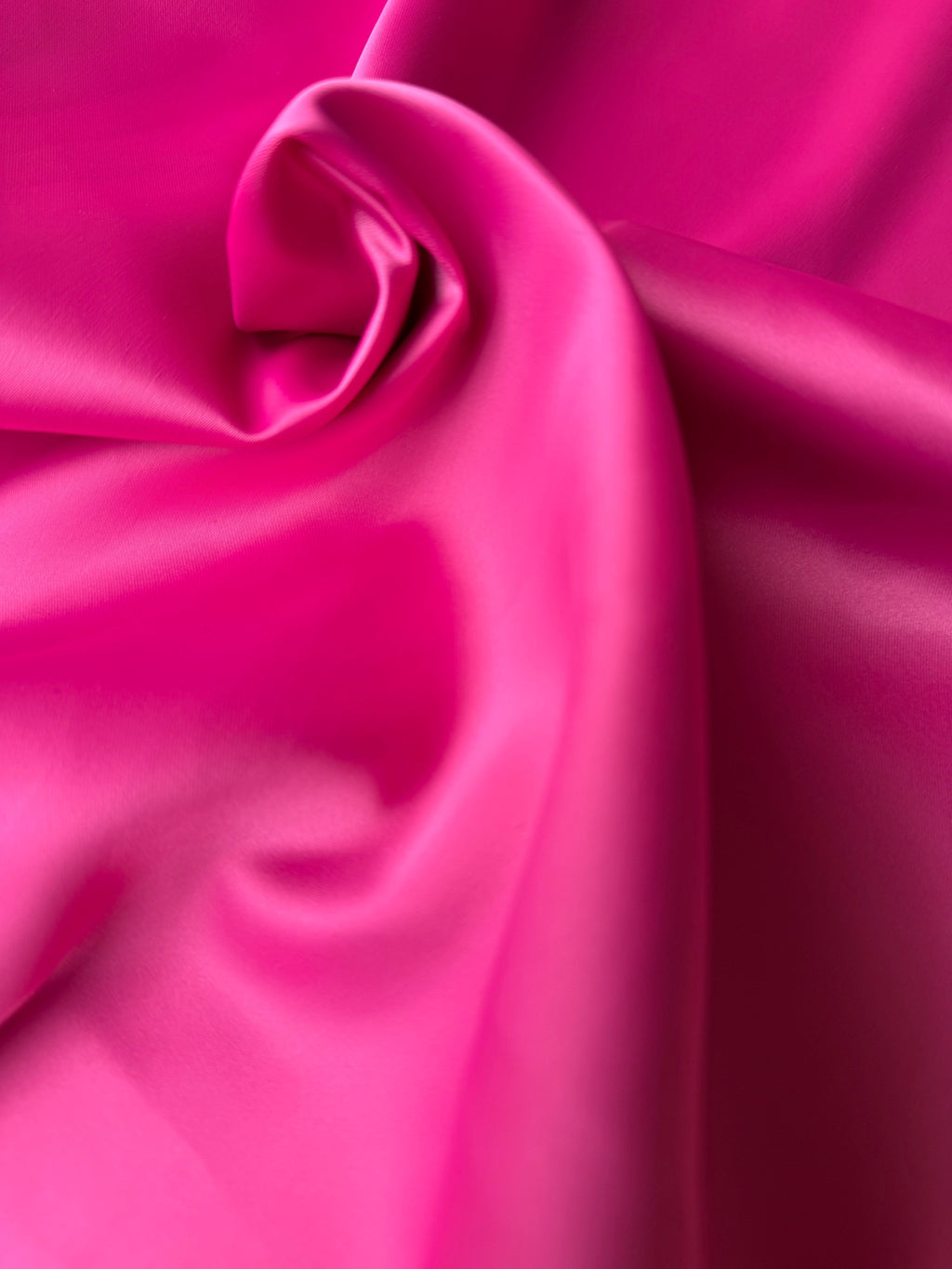 Tessuto doppio raso fluido fucsia, elegante e setoso, perfetto per abiti e capi sartoriali