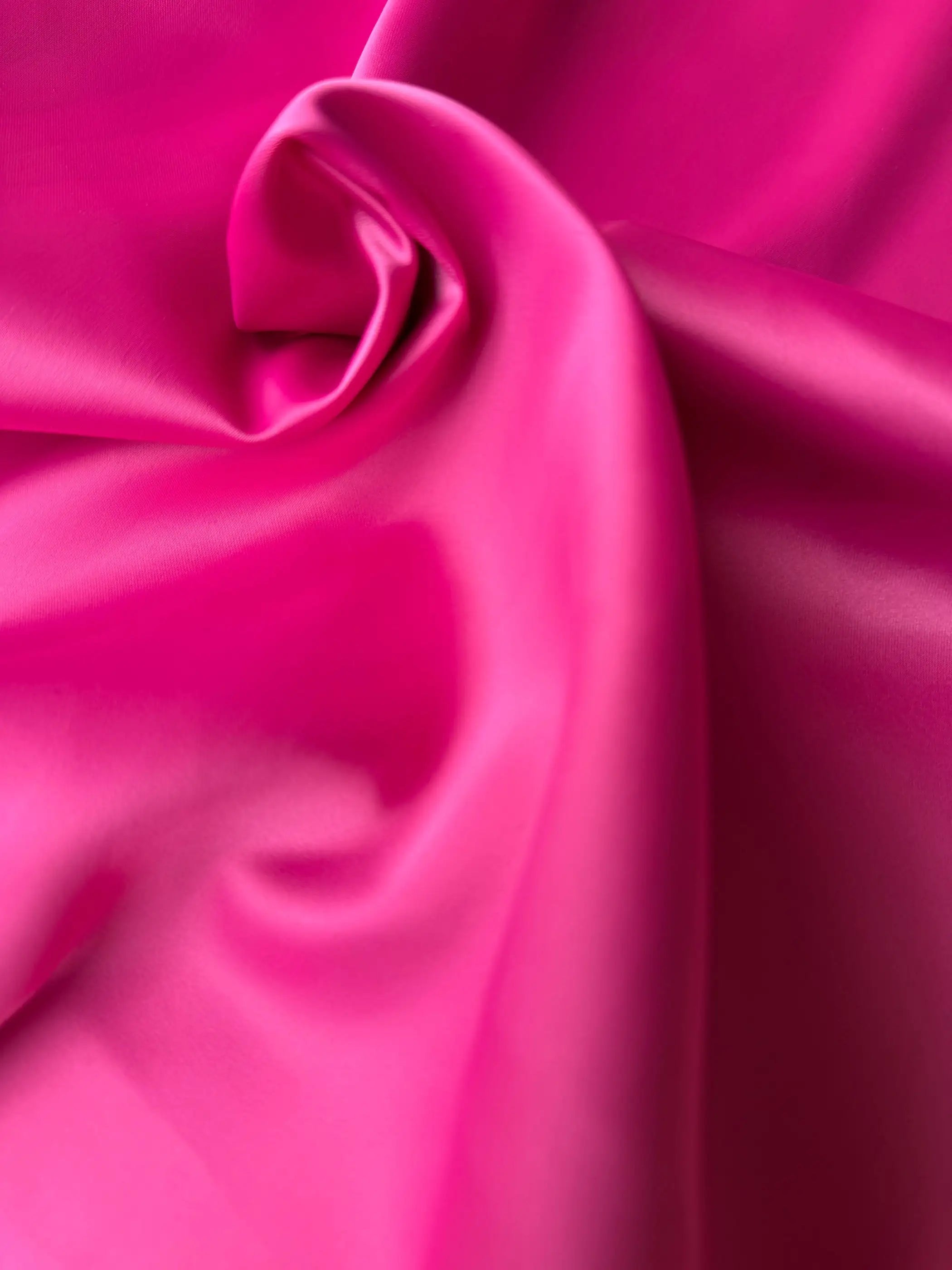 Tessuto doppio raso fluido fucsia, elegante e setoso, perfetto per abiti e capi sartoriali