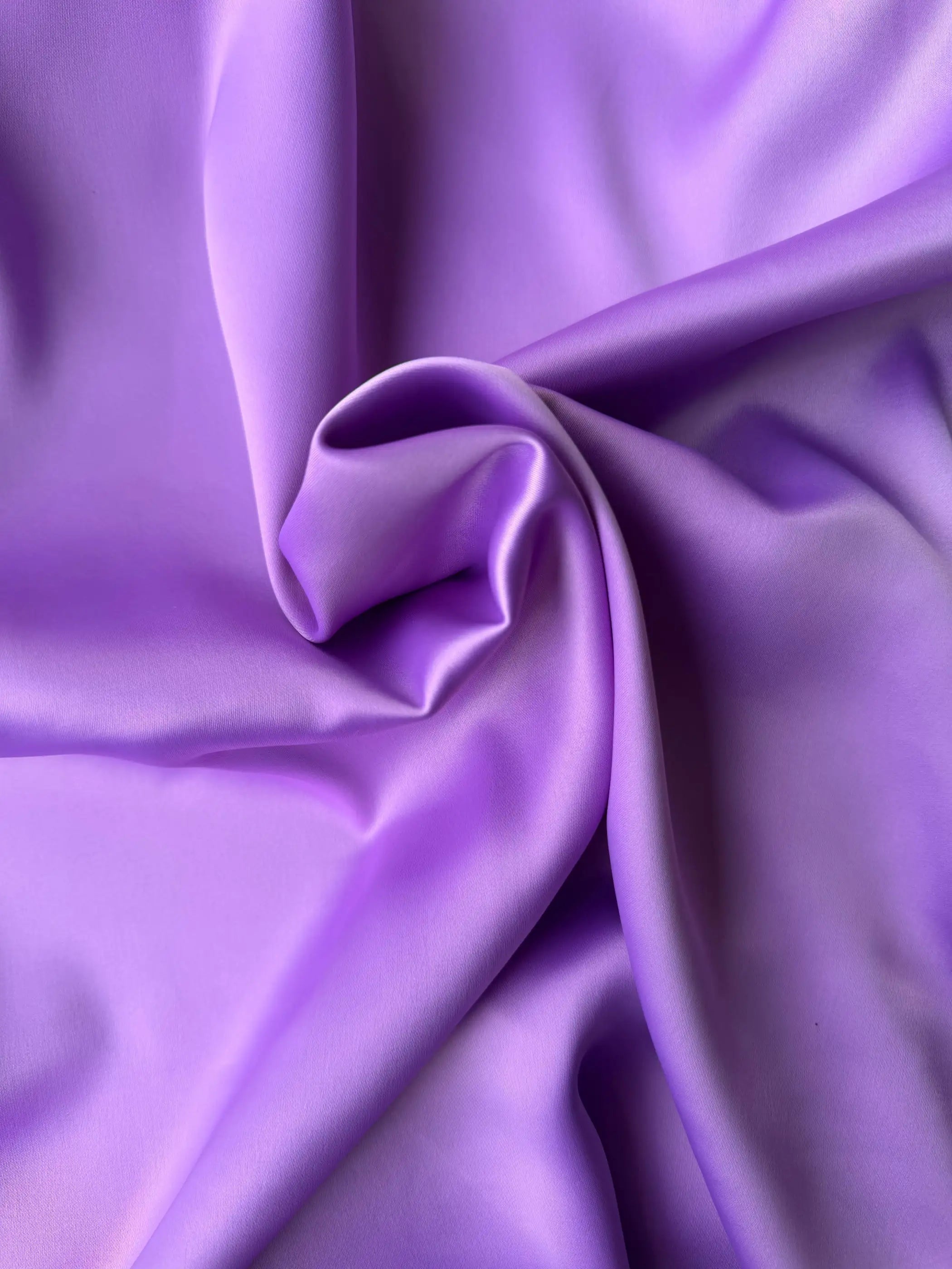 Tessuto doppio raso fluido lilla, elegante e setoso, perfetto per abiti e capi sartoriali