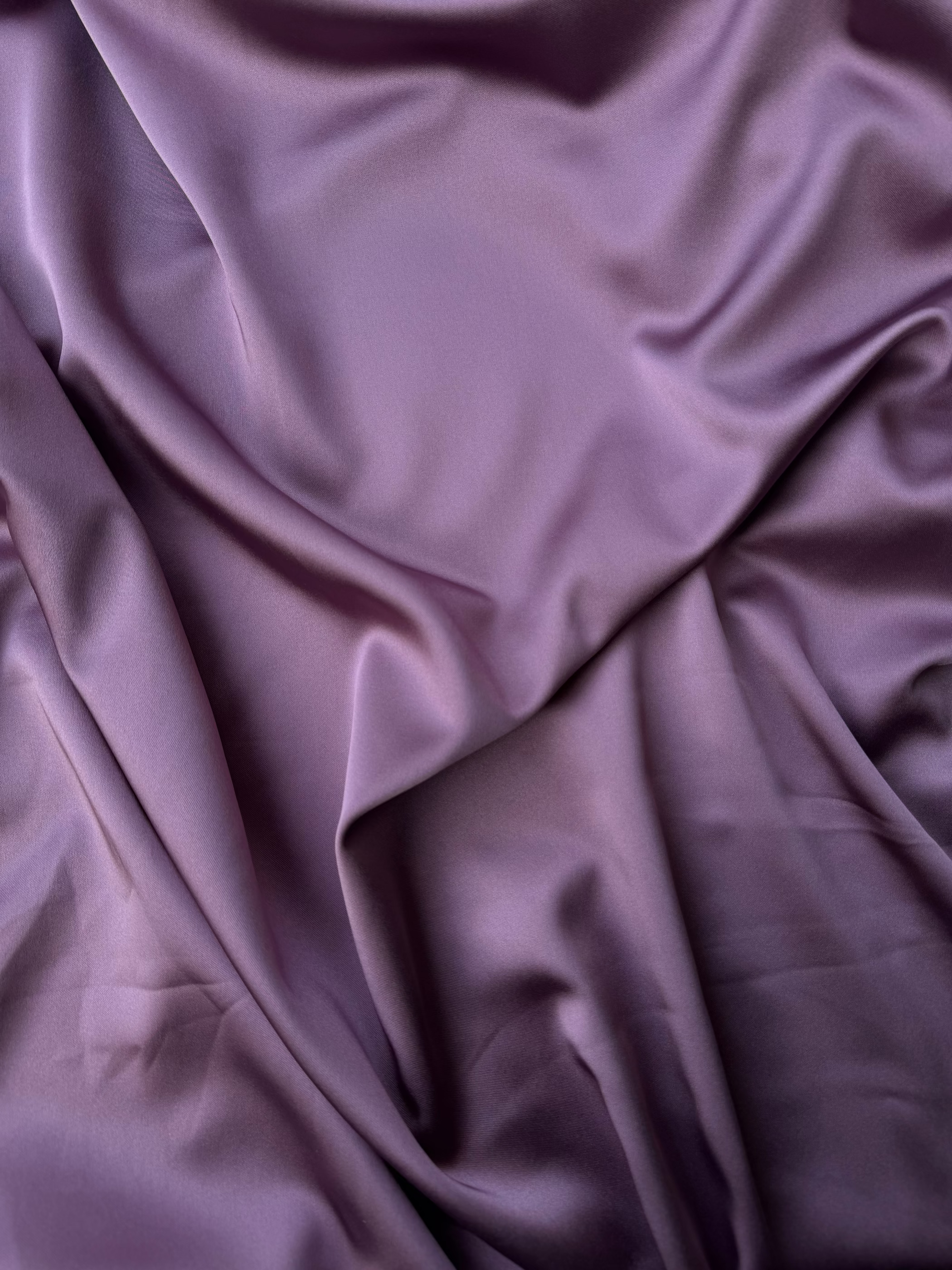 Tessuto doppio raso fluido malva, elegante e setoso, perfetto per abiti e capi sartoriali