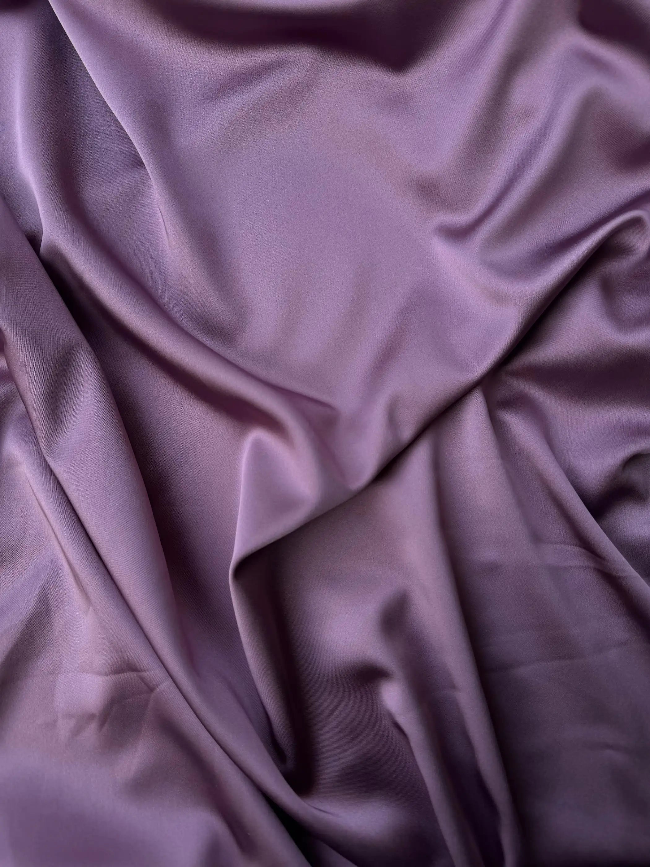 Tessuto doppio raso fluido malva, elegante e setoso, perfetto per abiti e capi sartoriali