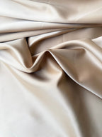 Tessuto doppio raso fluido oro chiaro, elegante e setoso, perfetto per abiti e capi sartoriali