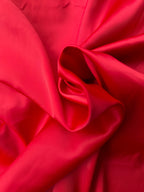 Tessuto doppio raso fluido rosso, elegante e setoso, perfetto per abiti e capi sartoriali