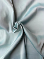 Tessuto doppio raso fluido tiffany, elegante e setoso, perfetto per abiti e capi sartoriali