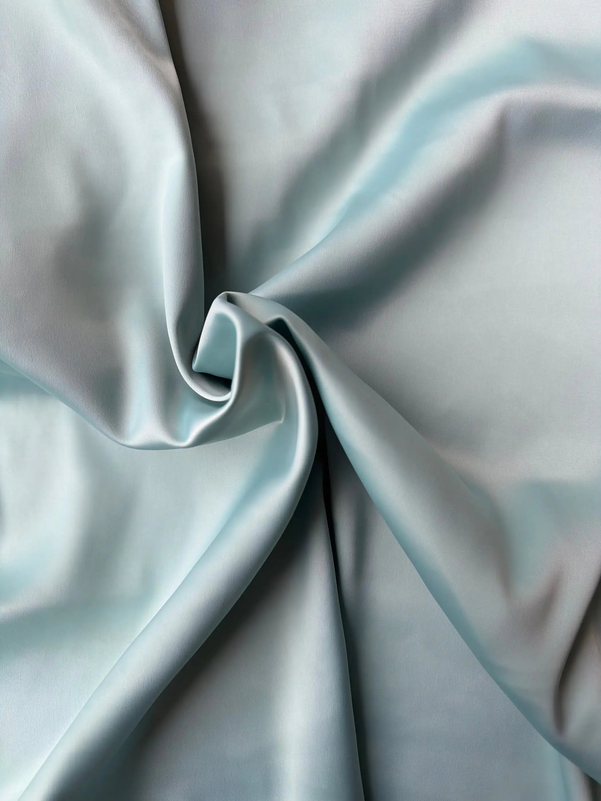Tessuto doppio raso fluido tiffany, elegante e setoso, perfetto per abiti e capi sartoriali