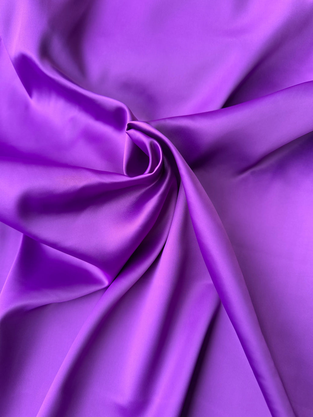 Tessuto doppio raso fluido viola, elegante e setoso, perfetto per abiti e capi sartoriali