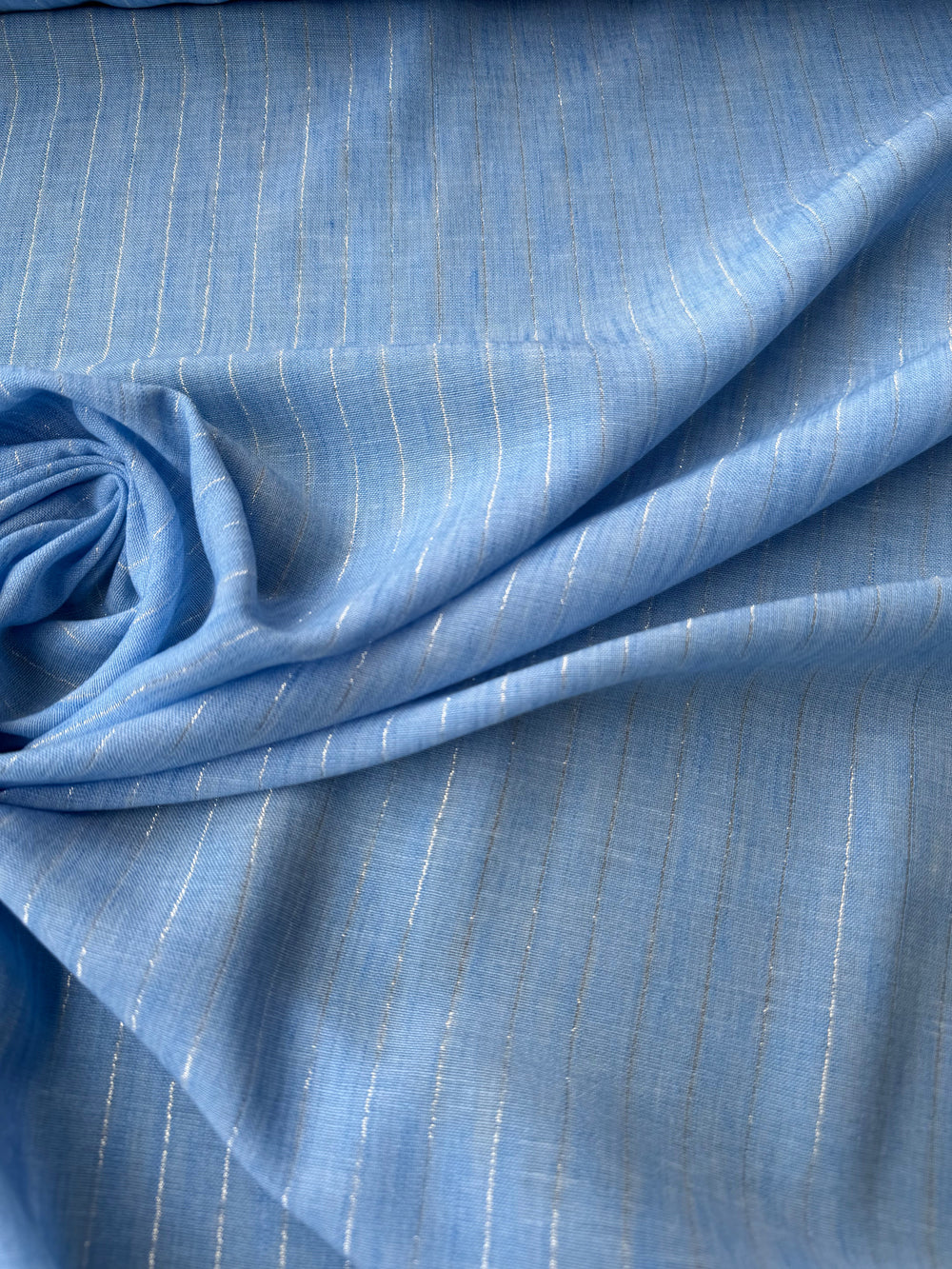 Tessuto garza lino gessato lamé celeste, leggero e luminoso, perfetto per abiti estivi e camicette