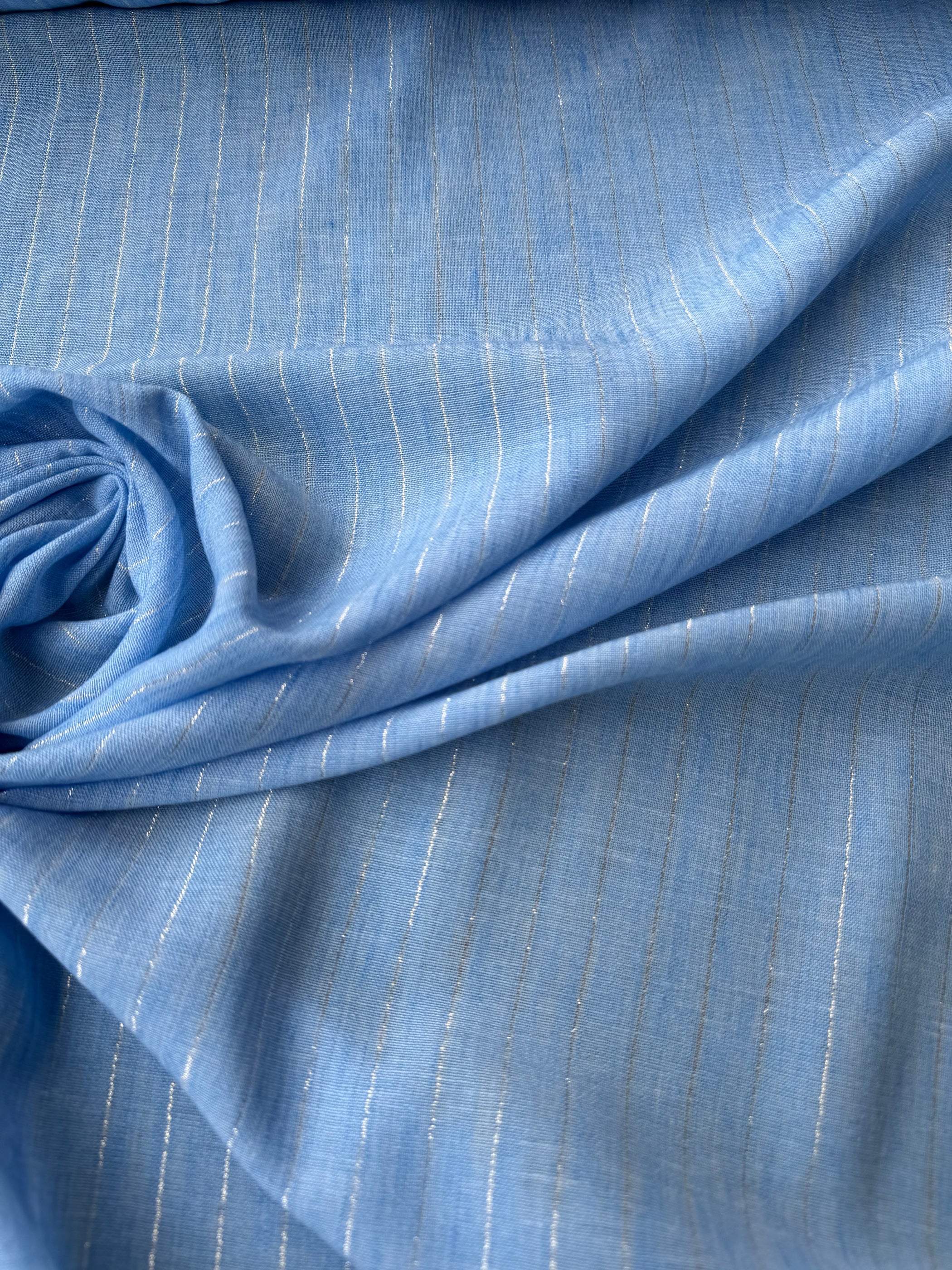 Tessuto garza lino gessato lamé celeste, leggero e luminoso, perfetto per abiti estivi e camicette