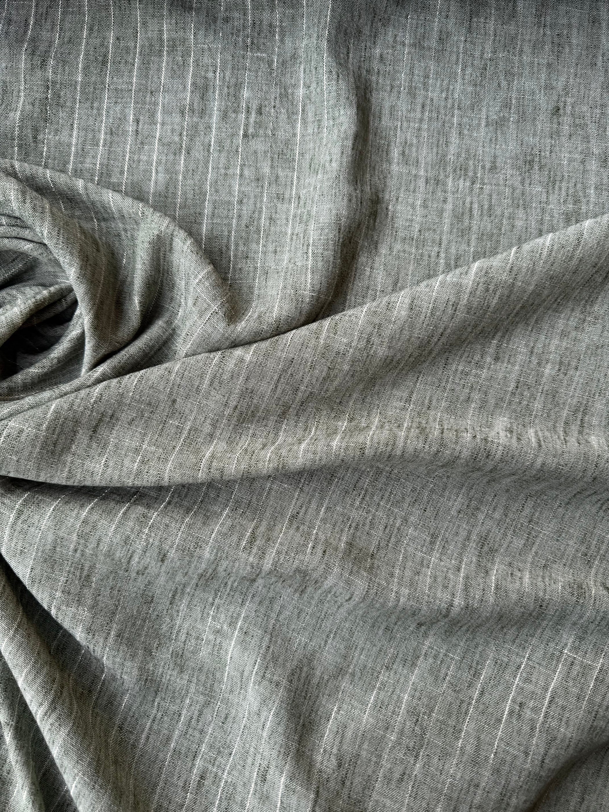 Garza lino gessata lamé verde salvia, tessuto fresco e traspirante per abbigliamento estivo