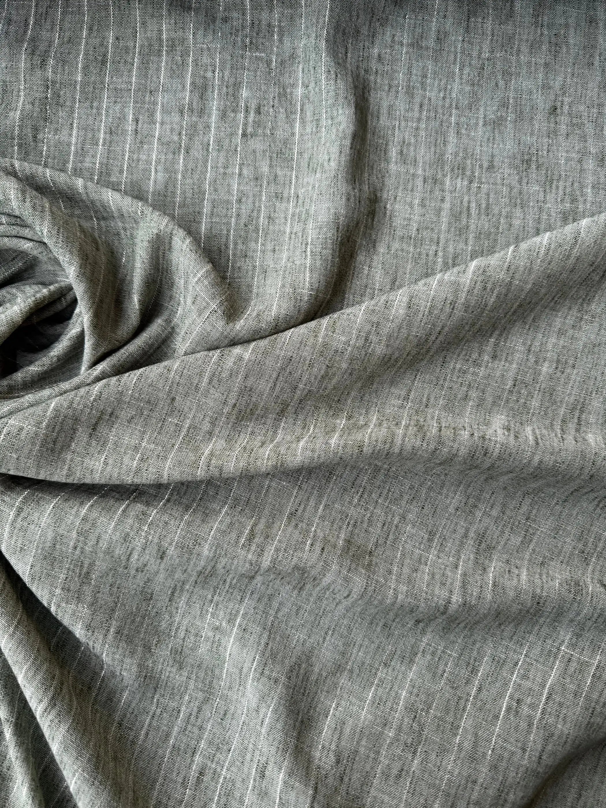 Garza lino gessata lamé verde salvia, tessuto fresco e traspirante per abbigliamento estivo