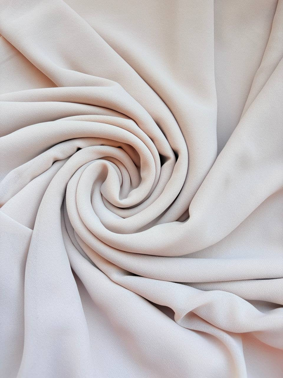 Tessuto georgette tinta unita avorio, leggero e trasparente, perfetto per abiti eleganti e camicie