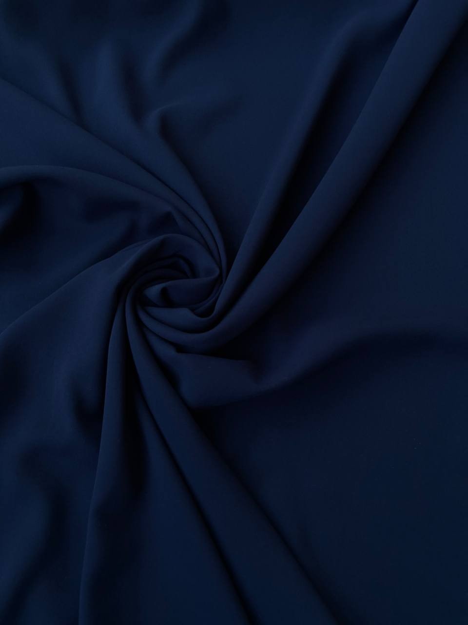 Tessuto georgette tinta unita blu scuro, leggero e trasparente, perfetto per abiti eleganti e camicie