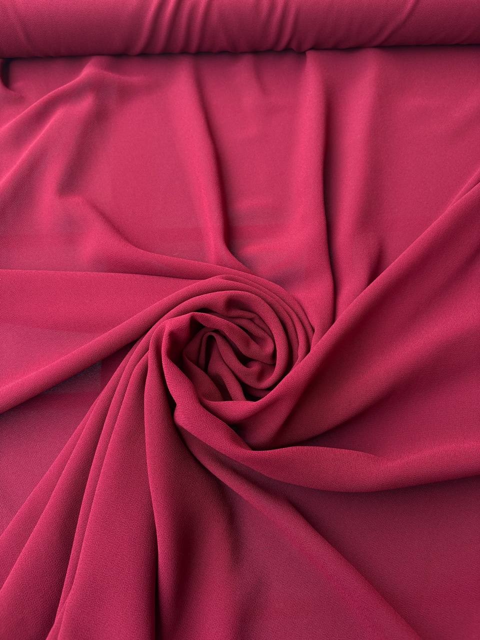 Tessuto georgette tinta unita bordeaux, leggero e trasparente, perfetto per abiti eleganti e camicie