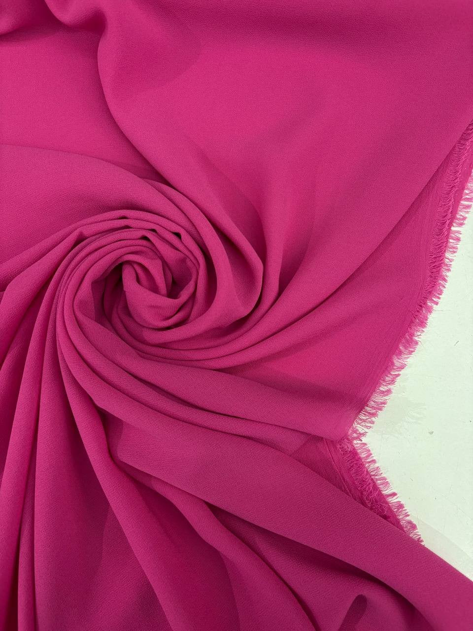 Tessuto georgette tinta unita fucsia, leggero e trasparente, perfetto per abiti eleganti e camicie