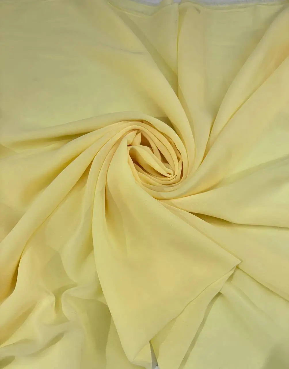 Tessuto georgette tinta unita giallo paglierino, leggero e trasparente, perfetto per abiti eleganti e camicie