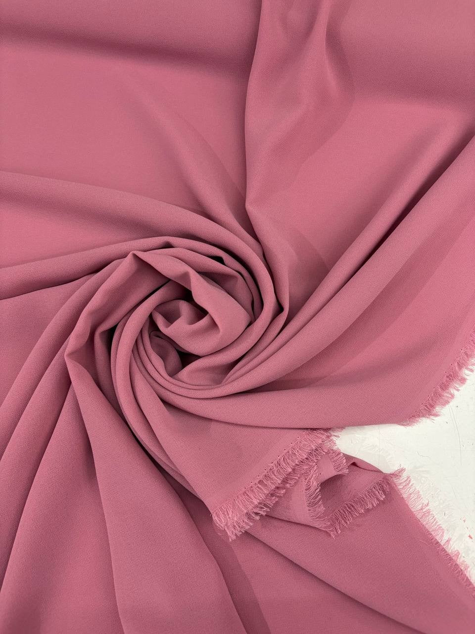 Tessuto georgette tinta unita rosa antico, leggero e trasparente, perfetto per abiti eleganti e camicie