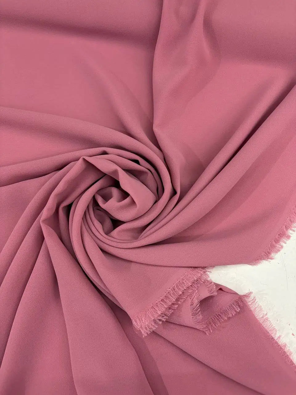 Tessuto georgette tinta unita rosa antico, leggero e trasparente, perfetto per abiti eleganti e camicie