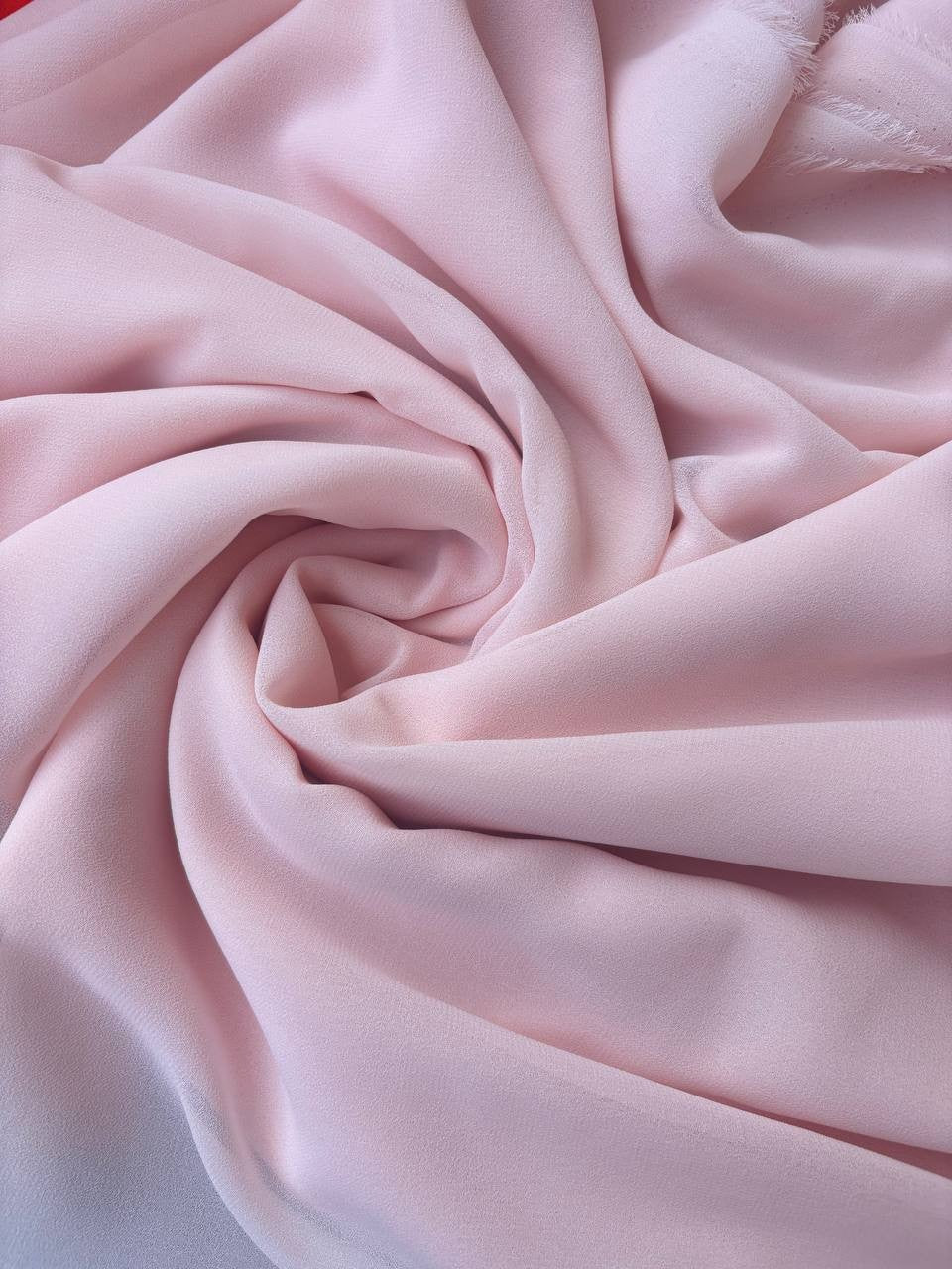 Tessuto georgette tinta unita rosa chiaro, leggero e trasparente, perfetto per abiti eleganti e camicie