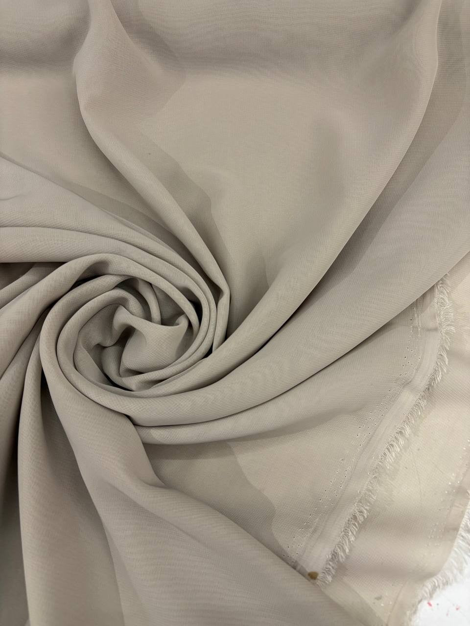 Tessuto georgette tinta unita tortora, leggero e leggermente trasparente, ideale per abiti da sera e foulard