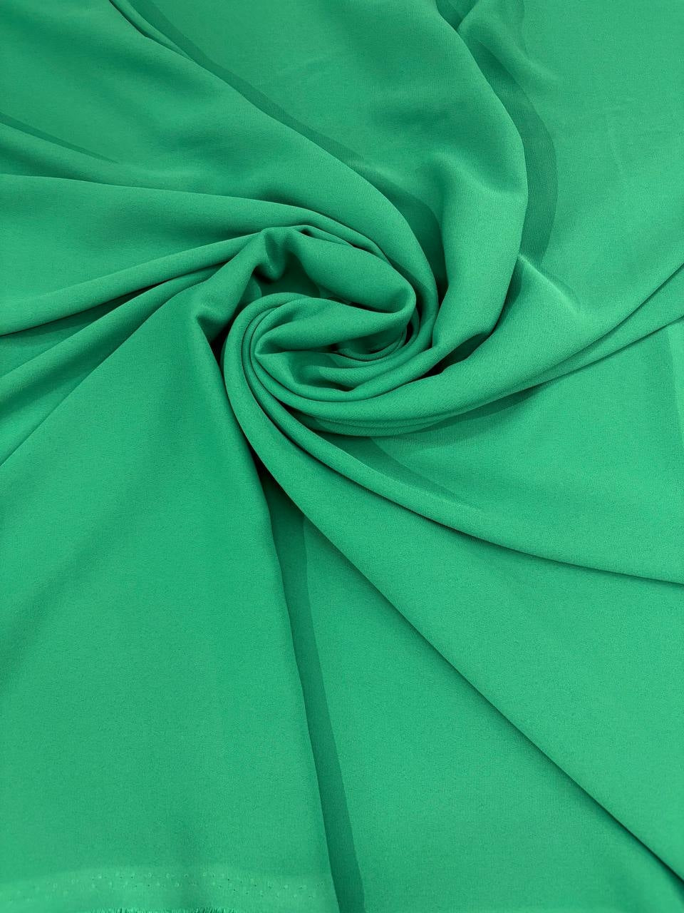 Tessuto georgette tinta unita verde bandiera, leggero e trasparente, perfetto per abiti eleganti e camicie