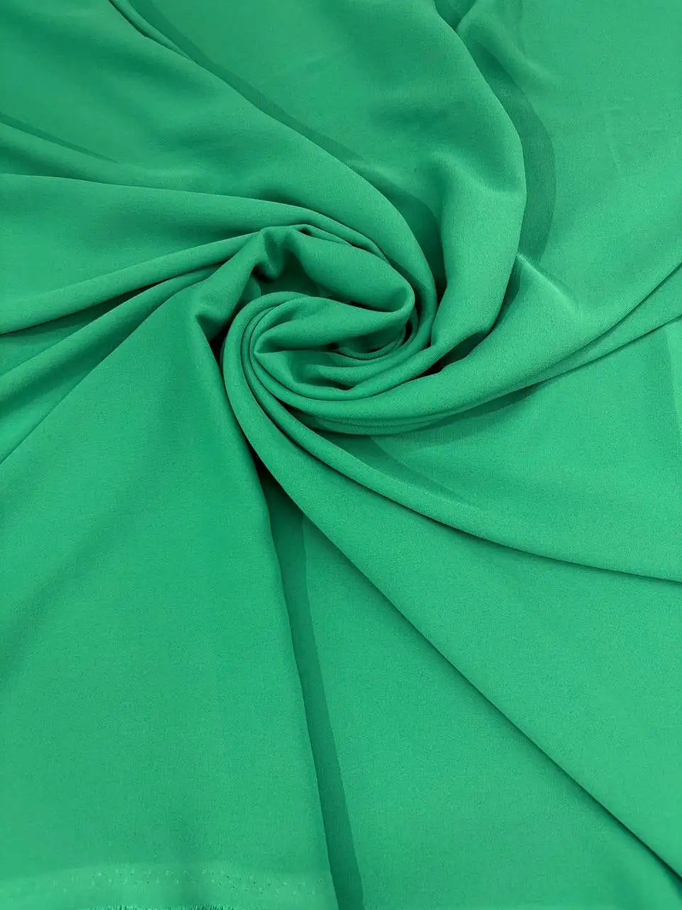 Tessuto georgette tinta unita verde bandiera, leggero e trasparente, perfetto per abiti eleganti e camicie