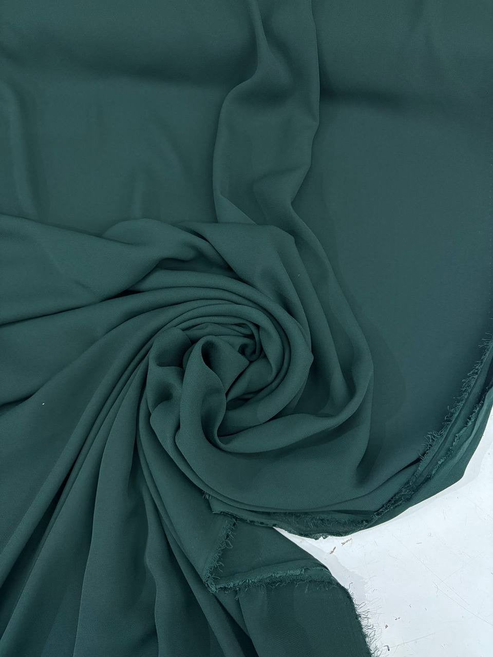 Tessuto georgette tinta unita colore verde bottiglia, leggero e fluido, ideale per abiti eleganti e camicie