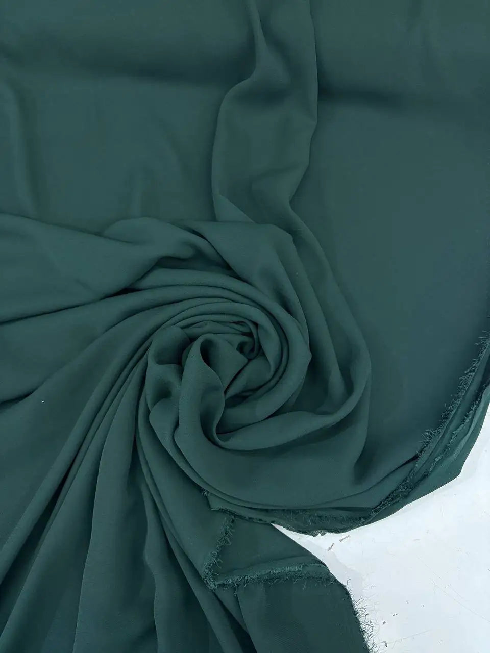 Tessuto georgette tinta unita colore verde bottiglia, leggero e fluido, ideale per abiti eleganti e camicie