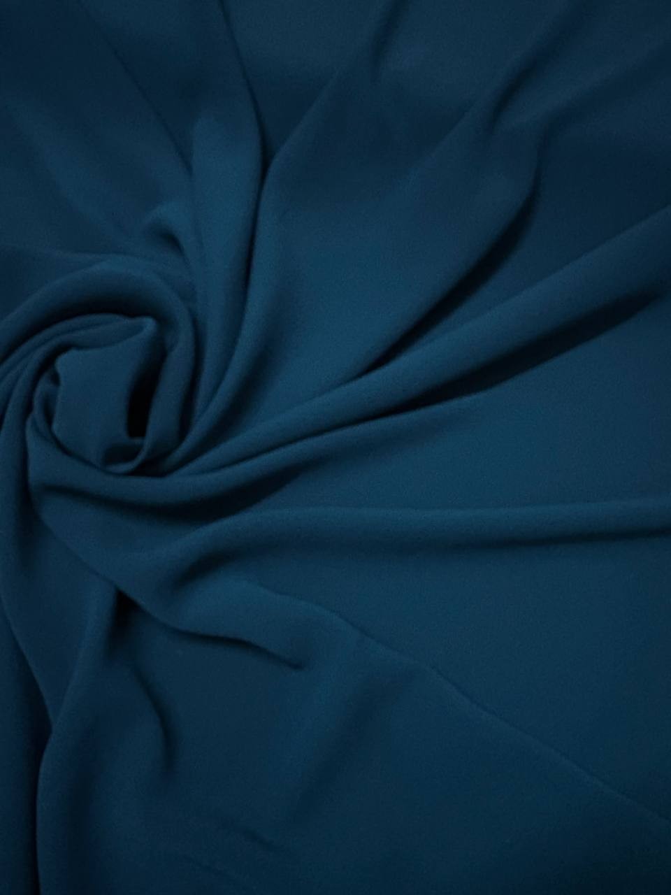 Tessuto georgette tinta unita verde-petrolio, leggero e trasparente, perfetto per abiti eleganti e camicie