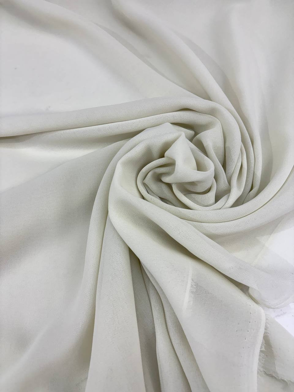 Tessuto georgette grigio perla, ideale per abiti da sera e foulard leggeri