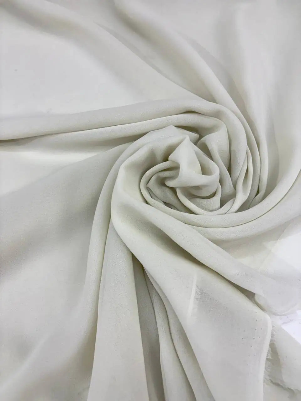 Tessuto georgette grigio perla, ideale per abiti da sera e foulard leggeri