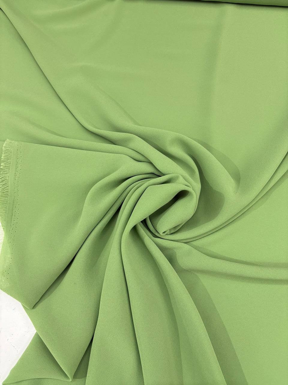 Tessuto georgette verde pisello, ideale per abiti da sera e foulard leggeri