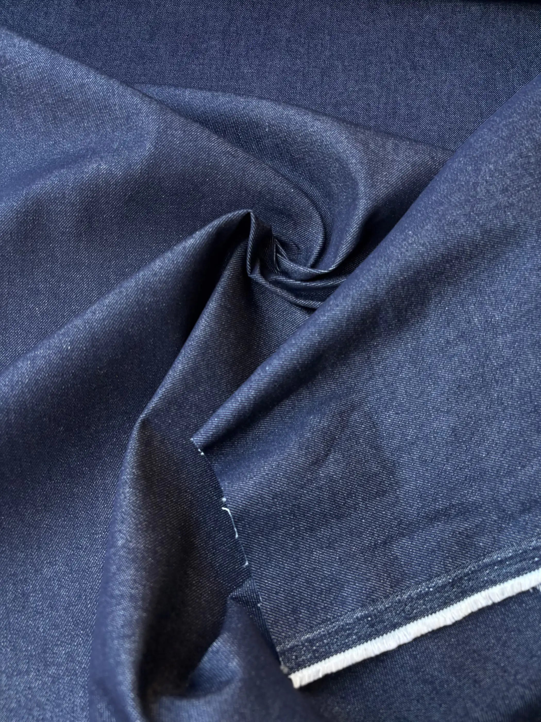 Tessuto jeans denim pesante blu lavaggio scuro, robusto al metro in cotone con leggera elasticità, ideale per pantaloni e giacche strutturate