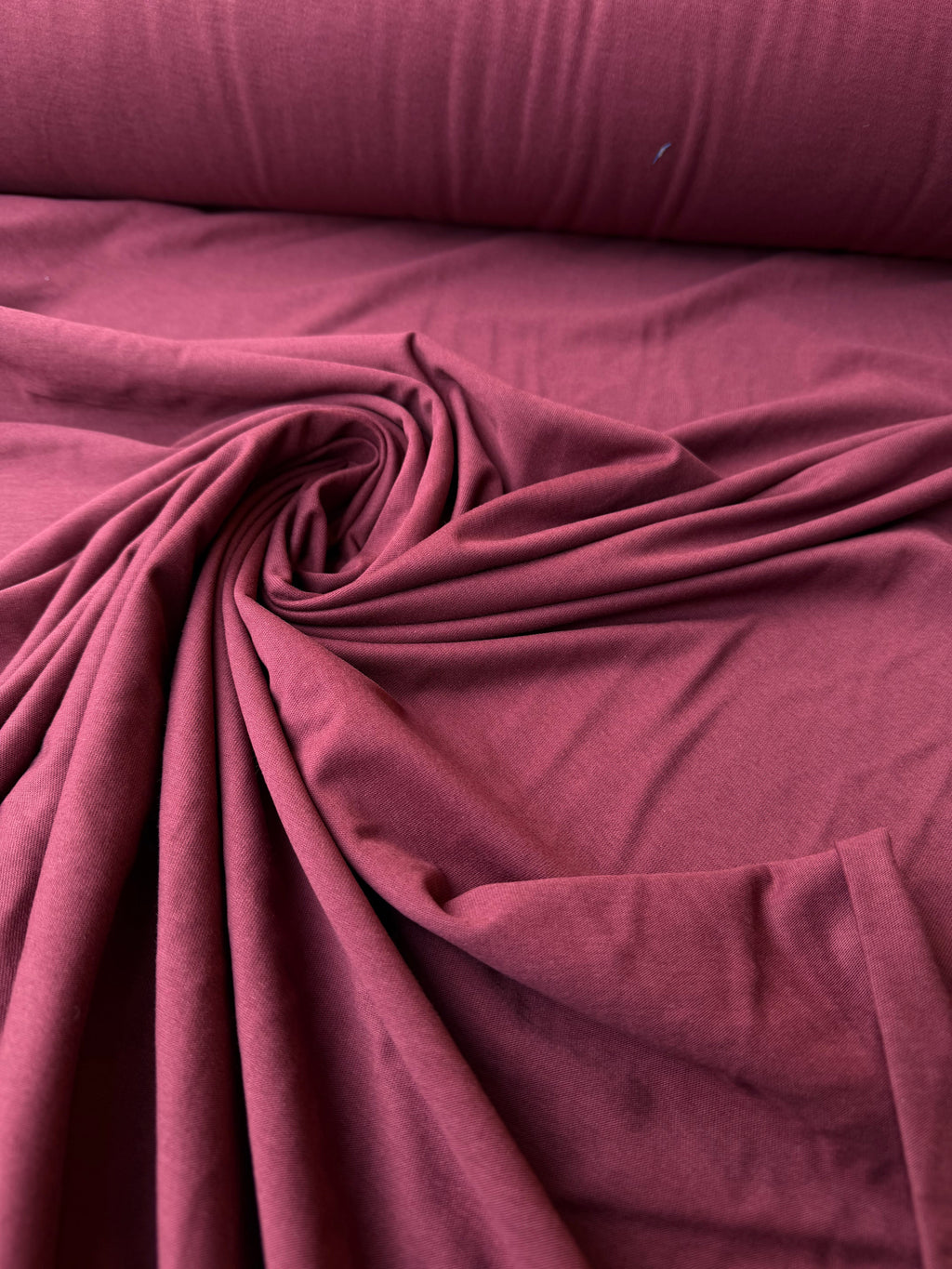 Tessuto jersey cotone bordeaux per magliette e abbigliamento quotidiano