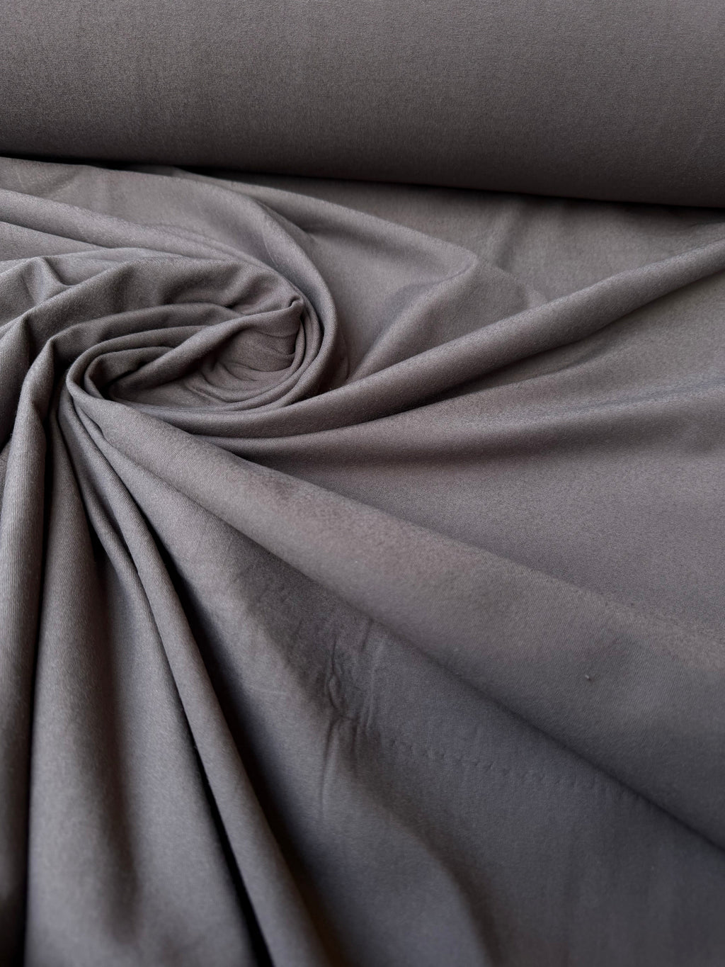 Tessuto jersey cotone grigio topo per abbigliamento leggero e quotidiano