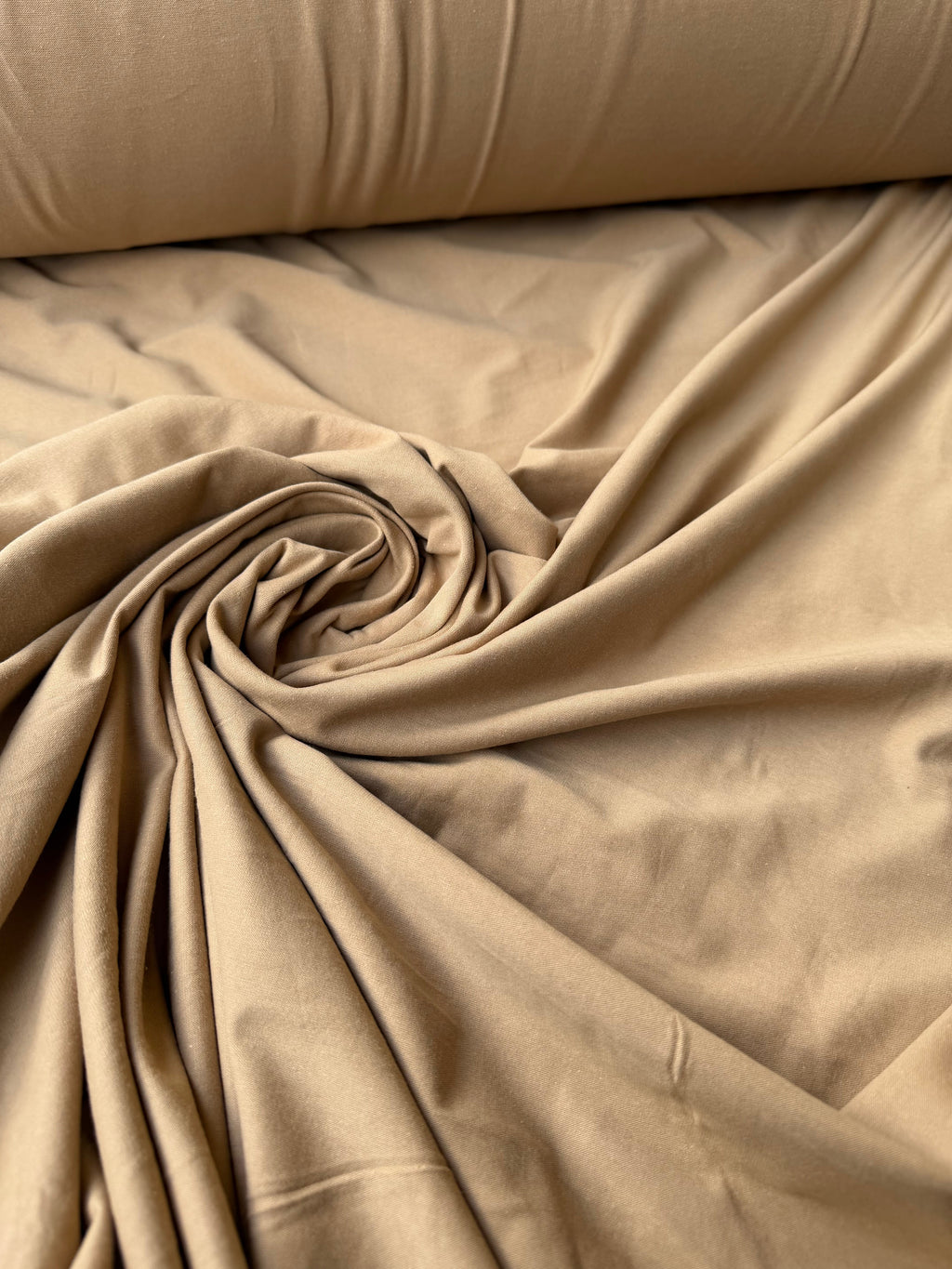 Tessuto jersey cotone sabbia ideale per t-shirt e maglie comode