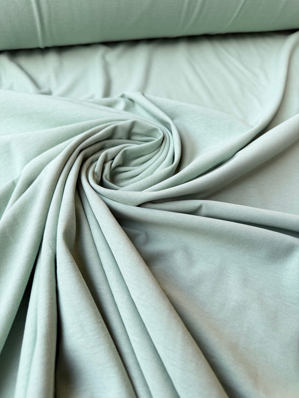 Jersey cotone elasticizzato verde menta per abiti casual e capi comodi