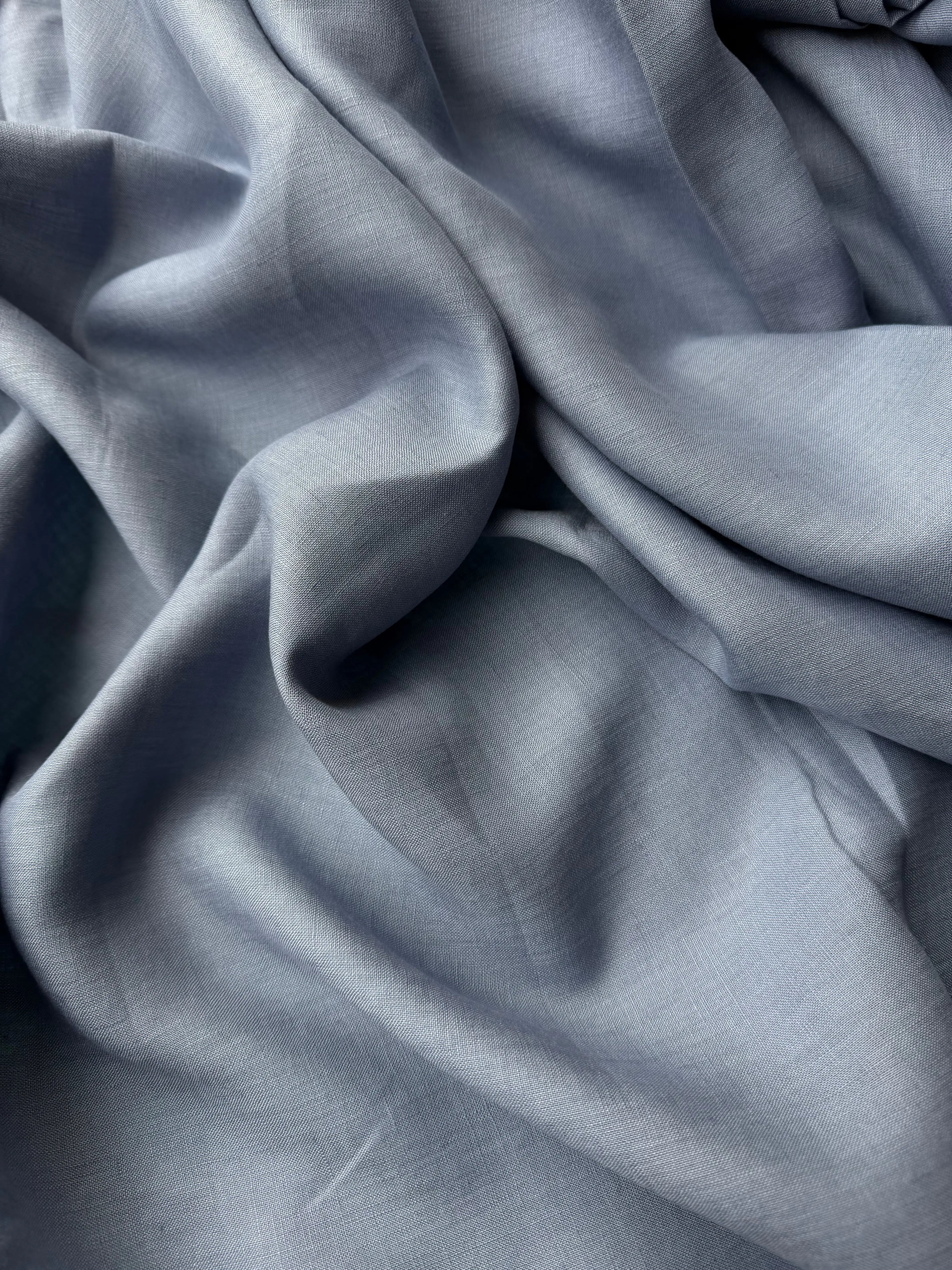 Tessuto puro lino Dante colore celeste polvere, naturale e traspirante, ideale per camicie e abbigliamento estivo