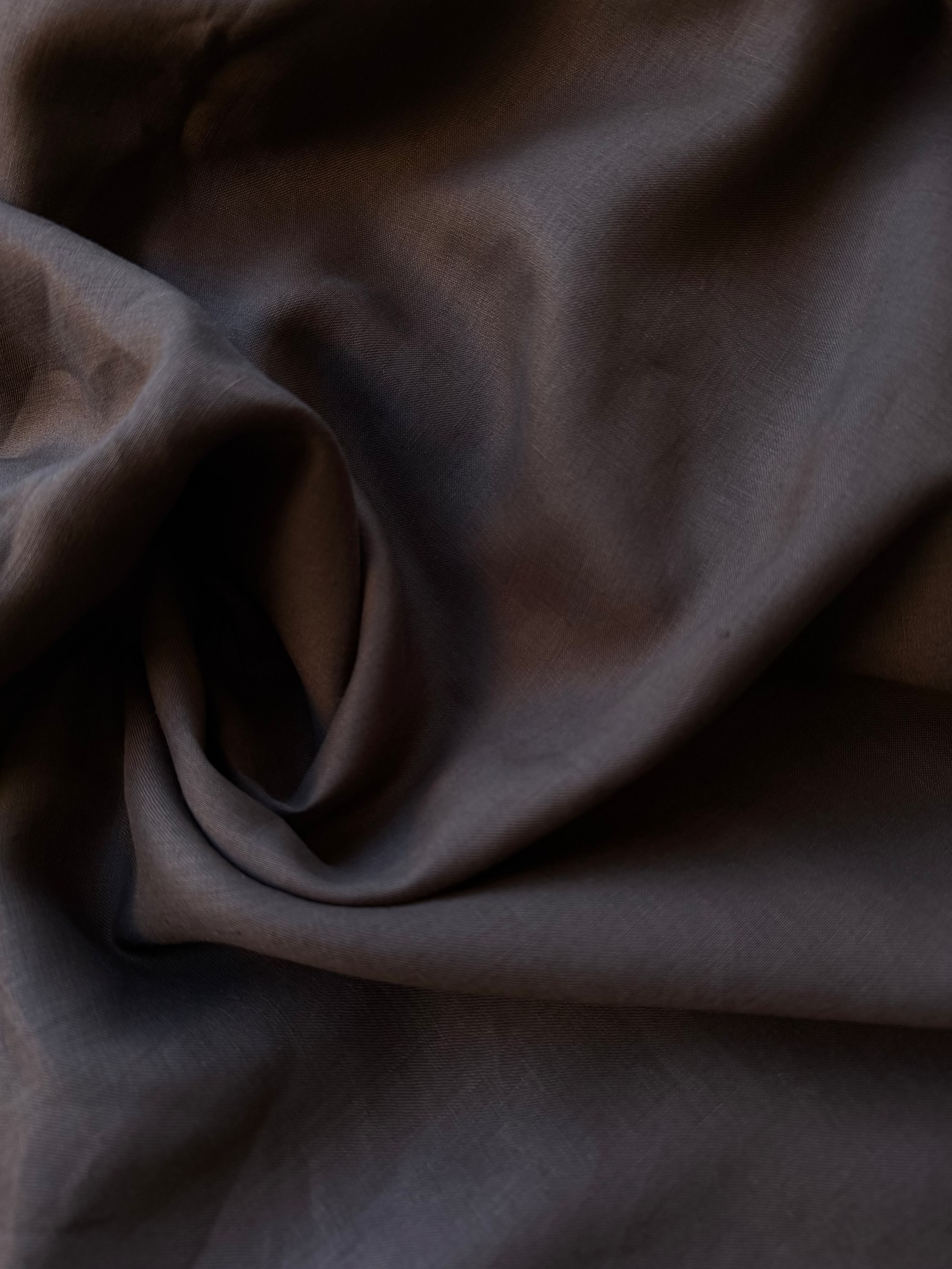 Tessuto puro lino Dante colore marrone testa di moro, naturale e traspirante, ideale per camicie e abbigliamento estivo