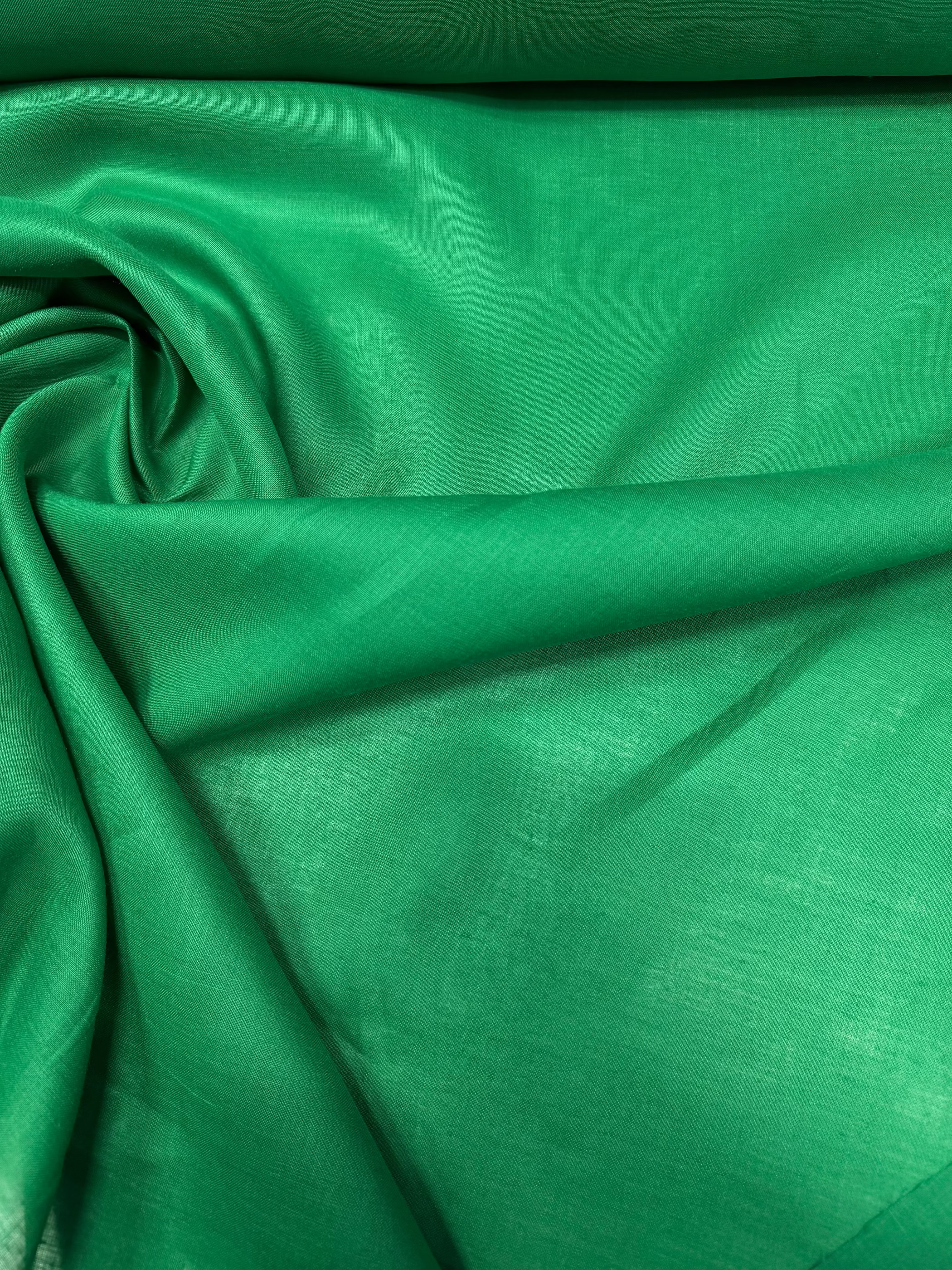 Tessuto puro lino Dante colore verde foglia, naturale e traspirante, ideale per camicie e abbigliamento estivo