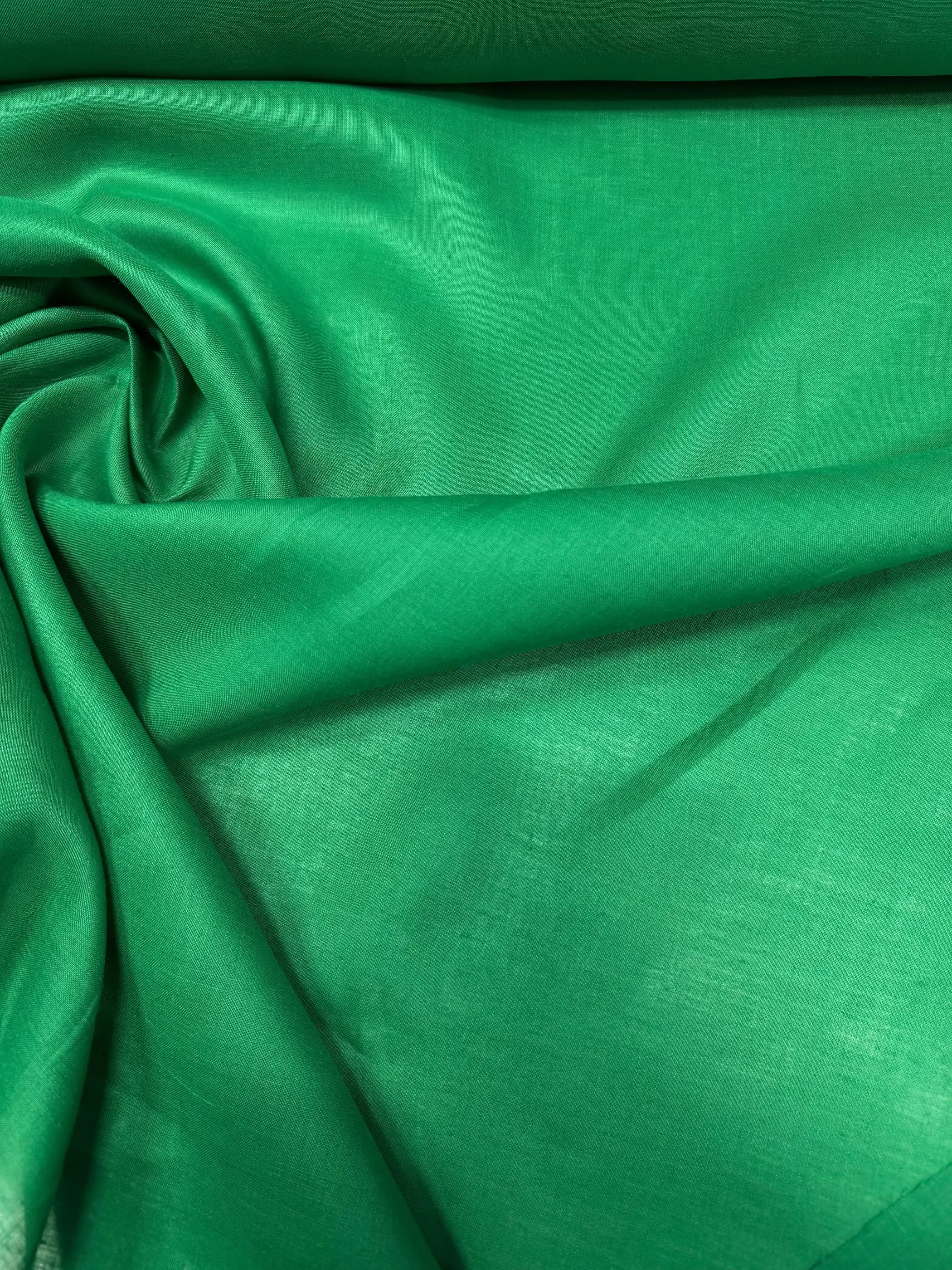 Tessuto puro lino Dante colore verde foglia, naturale e traspirante, ideale per camicie e abbigliamento estivo