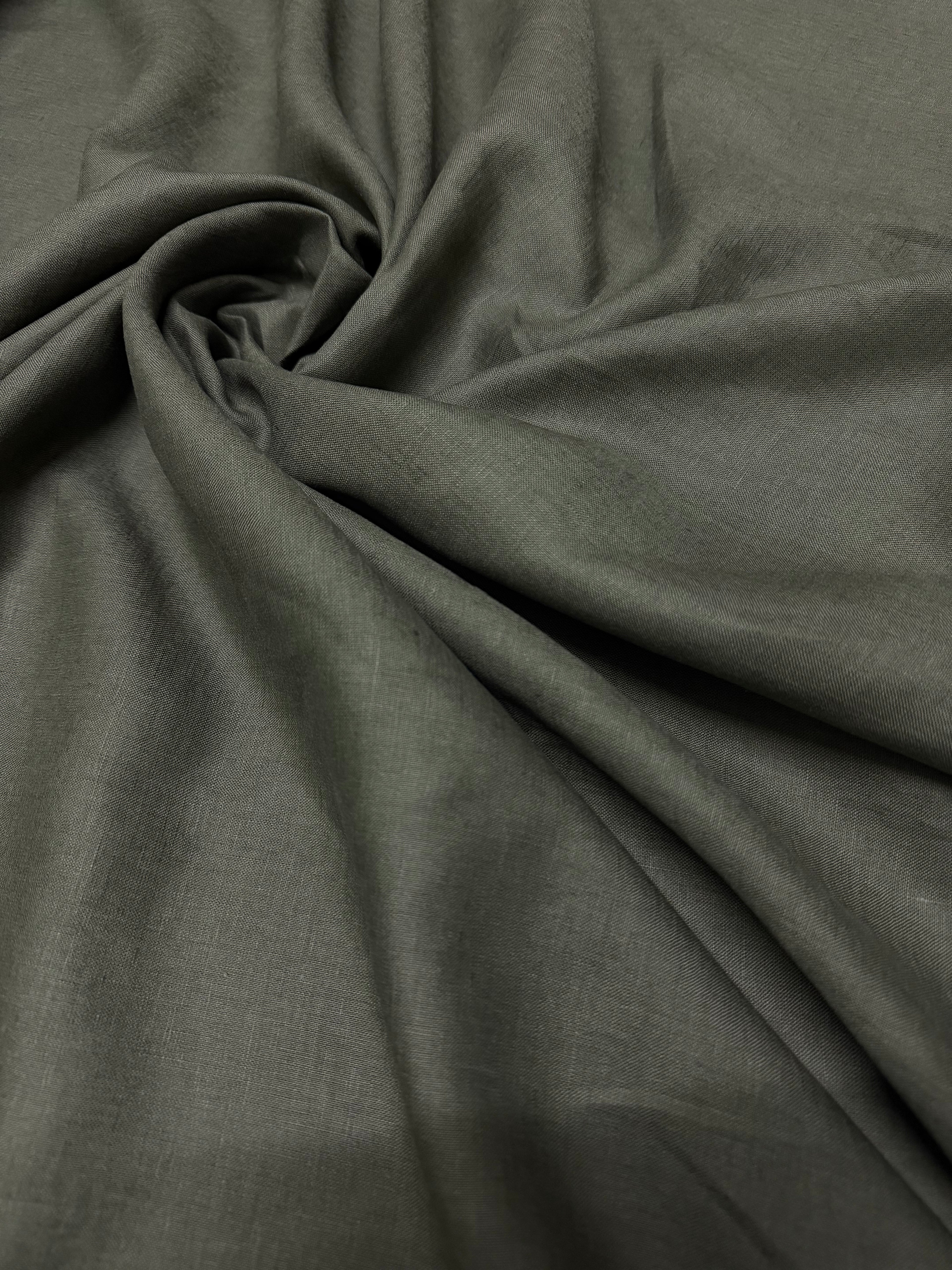 Tessuto puro lino Dante colore verde oliva, naturale e traspirante, ideale per camicie e abbigliamento estivo