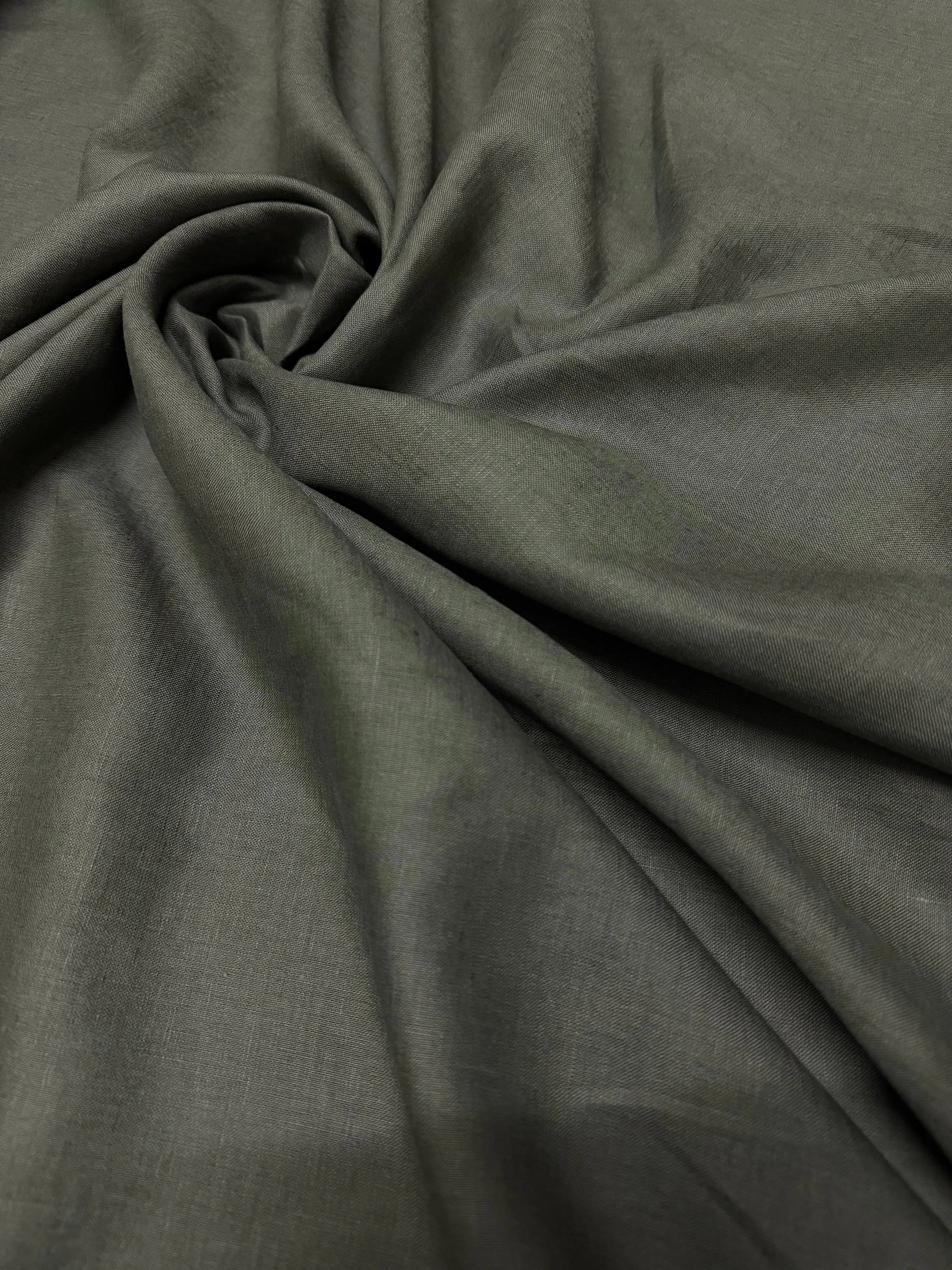 Tessuto puro lino Dante colore verde oliva, naturale e traspirante, ideale per camicie e abbigliamento estivo
