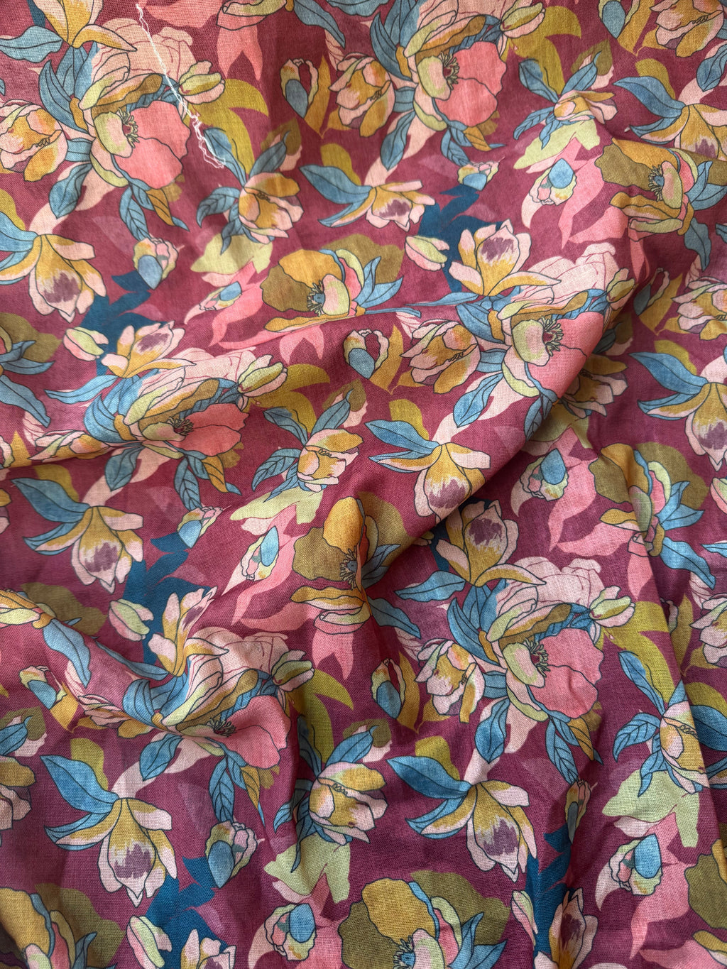 Dettaglio tessuto misto lino floreale con stampa a fiori, variante floreale fiero