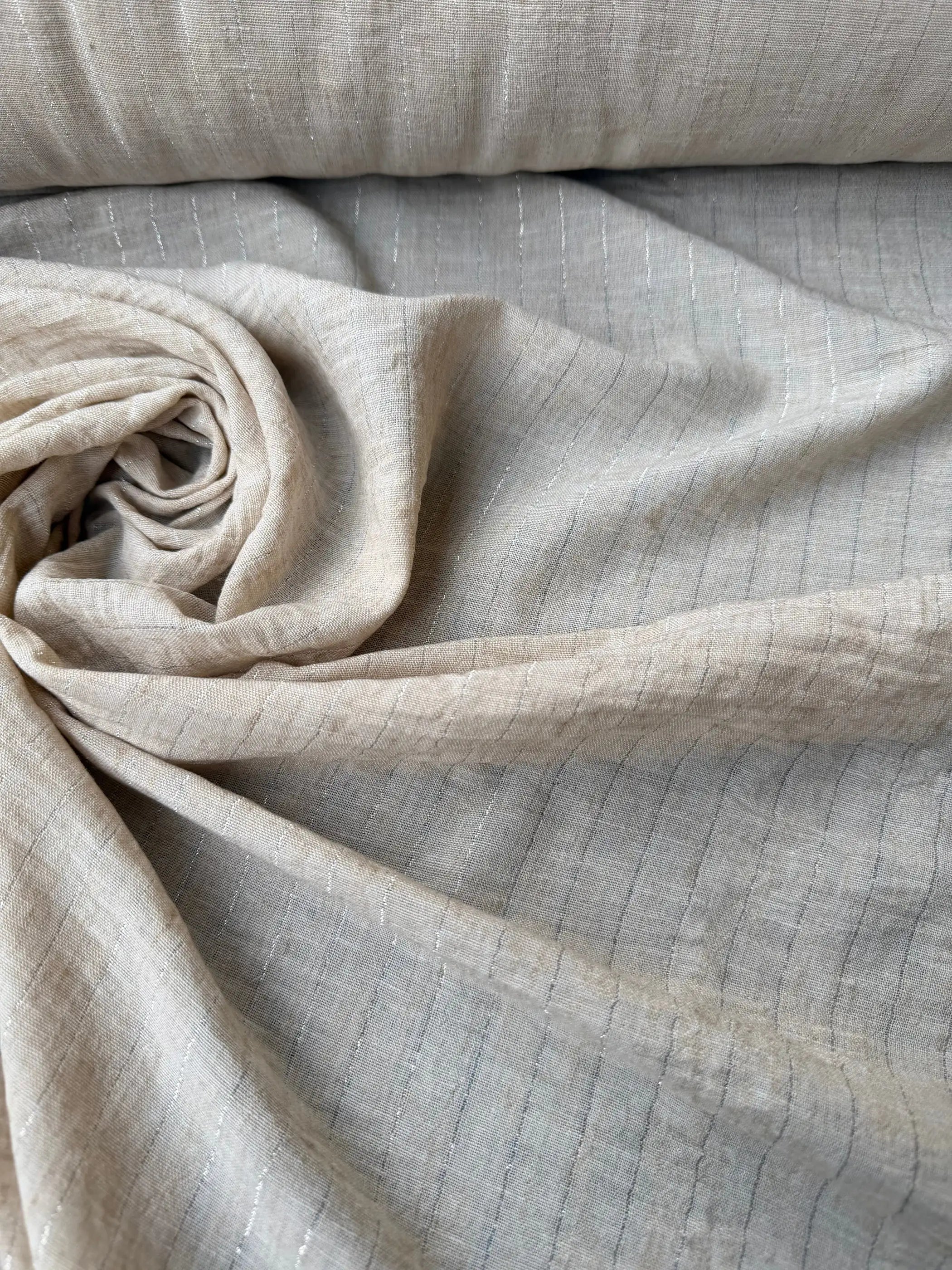 Tessuto lino leggero gessato lamé sabbia, ideale per tuniche e capi casual eleganti