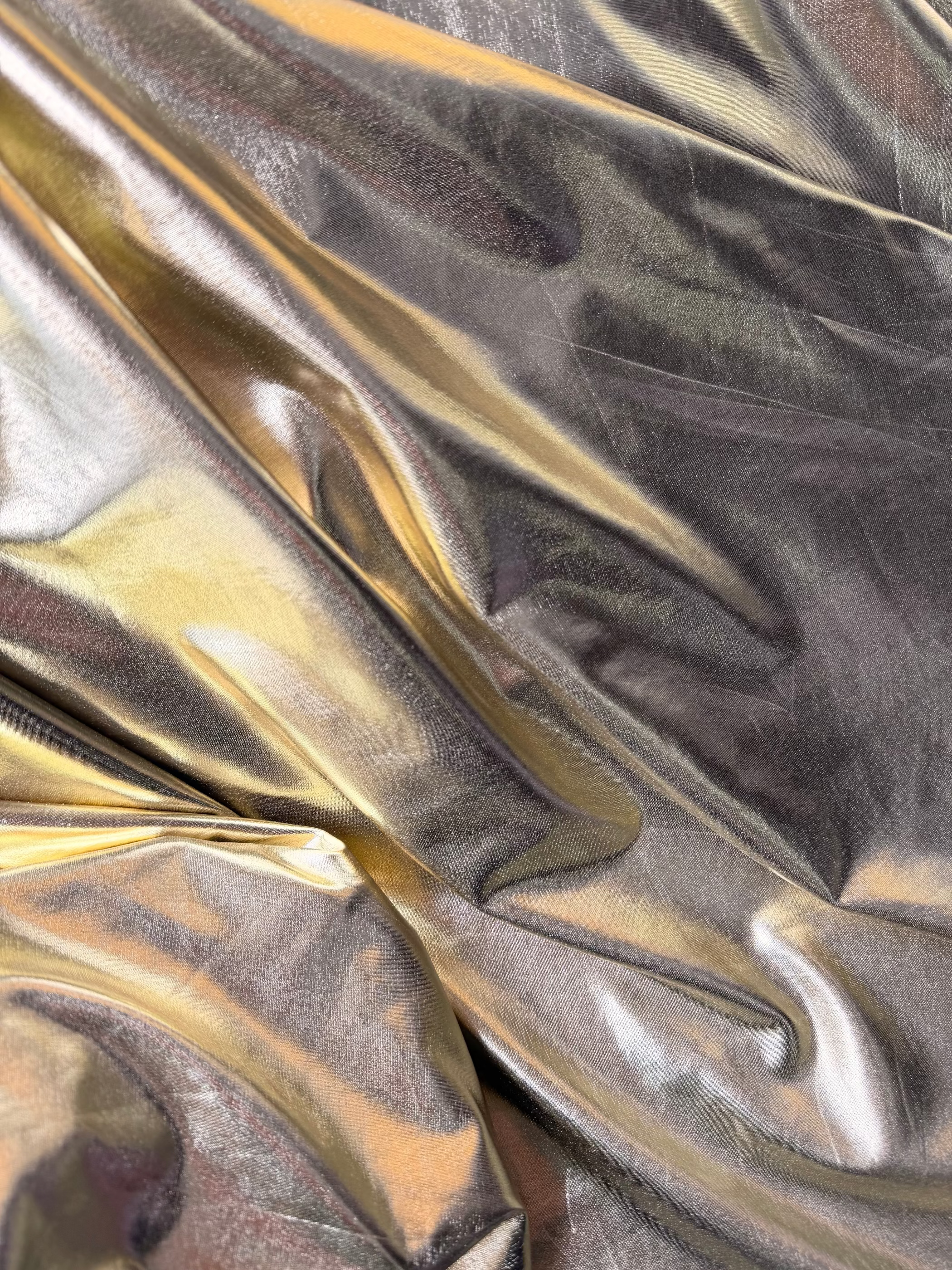 Tessuto lycra spalmata bielastica colore oro chiaro, lucida ed elastica, ideale per costumi danza e spettacolo