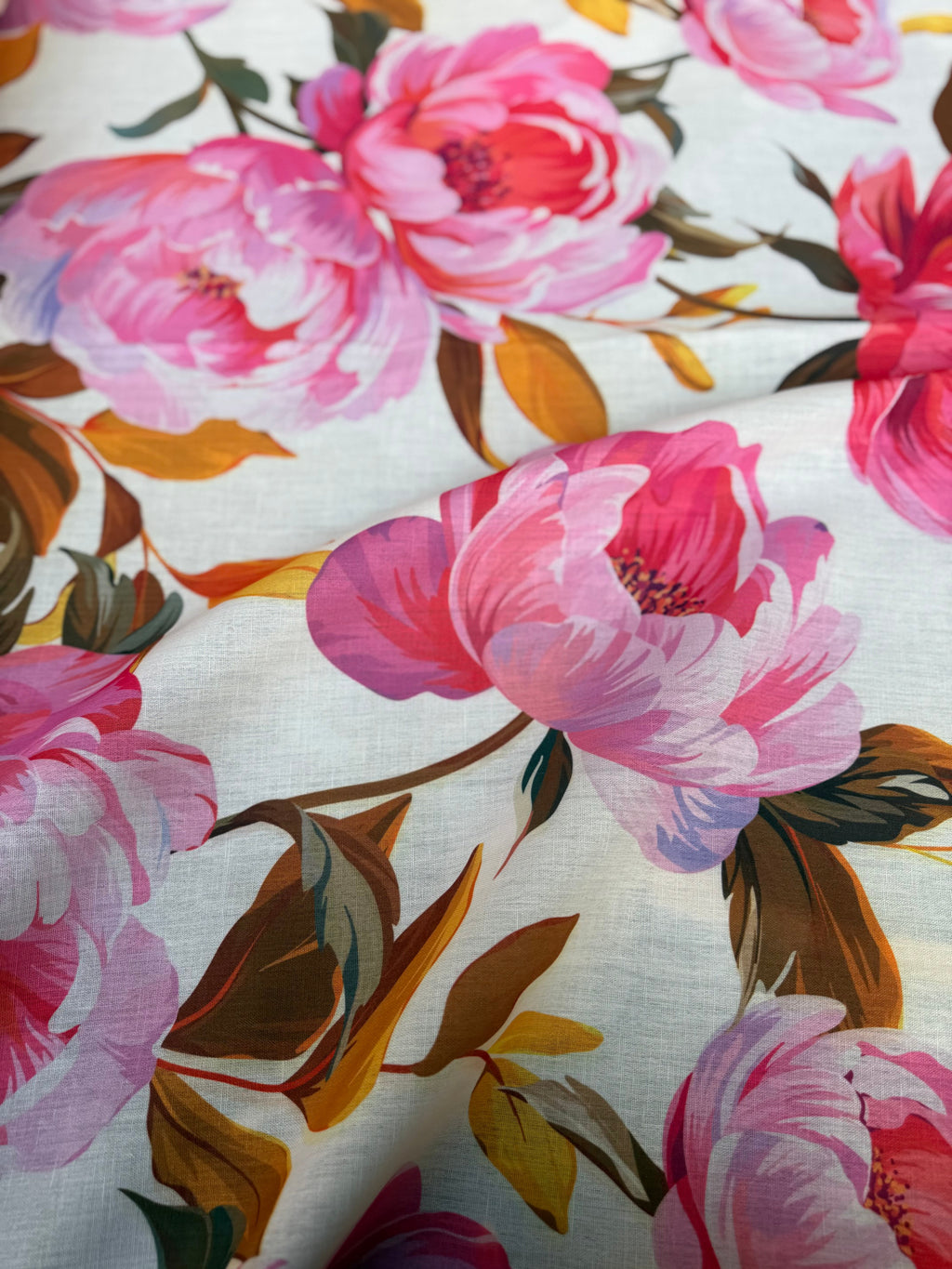 Tessuto misto lino floreale Novello Fiore, variante floreale big, leggero e naturale, ideale per abiti estivi e camicie