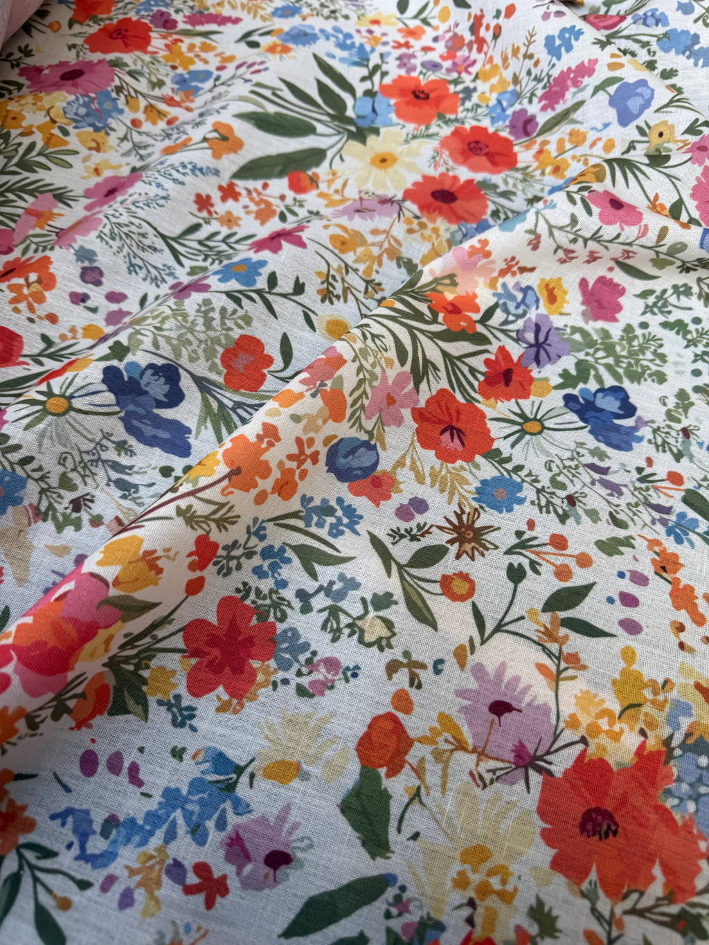 Tessuto misto lino floreale Novello Fiore, variante floreale fondo bianco leggero e naturale, ideale per abiti estivi e camicie