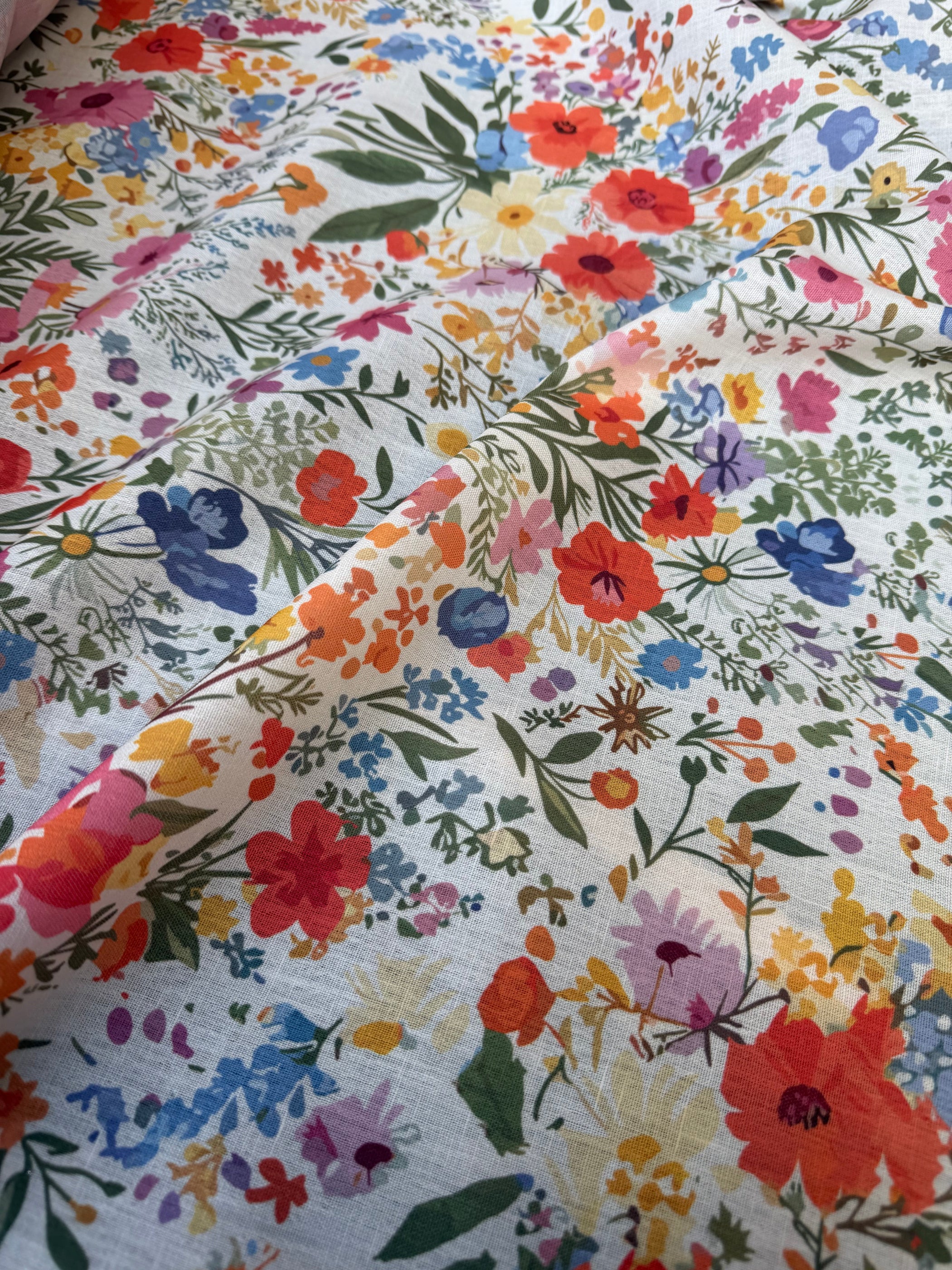 Tessuto misto lino floreale Novello Fiore, variante floreale fondo bianco leggero e naturale, ideale per abiti estivi e camicie