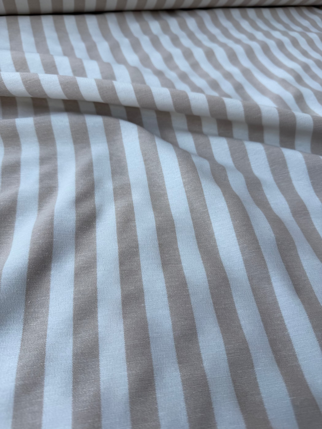 Dettaglio tessuto panama cotone righe rosse con trama resistente color beige