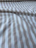 Dettaglio tessuto panama cotone righe rosse con trama resistente color beige